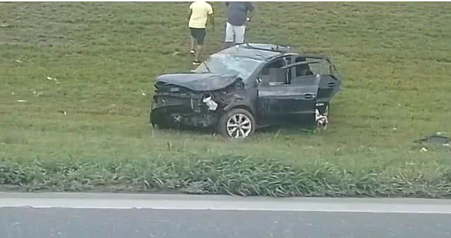 Carro fica completamente destruído após capotar na BR 324 veja vídeo