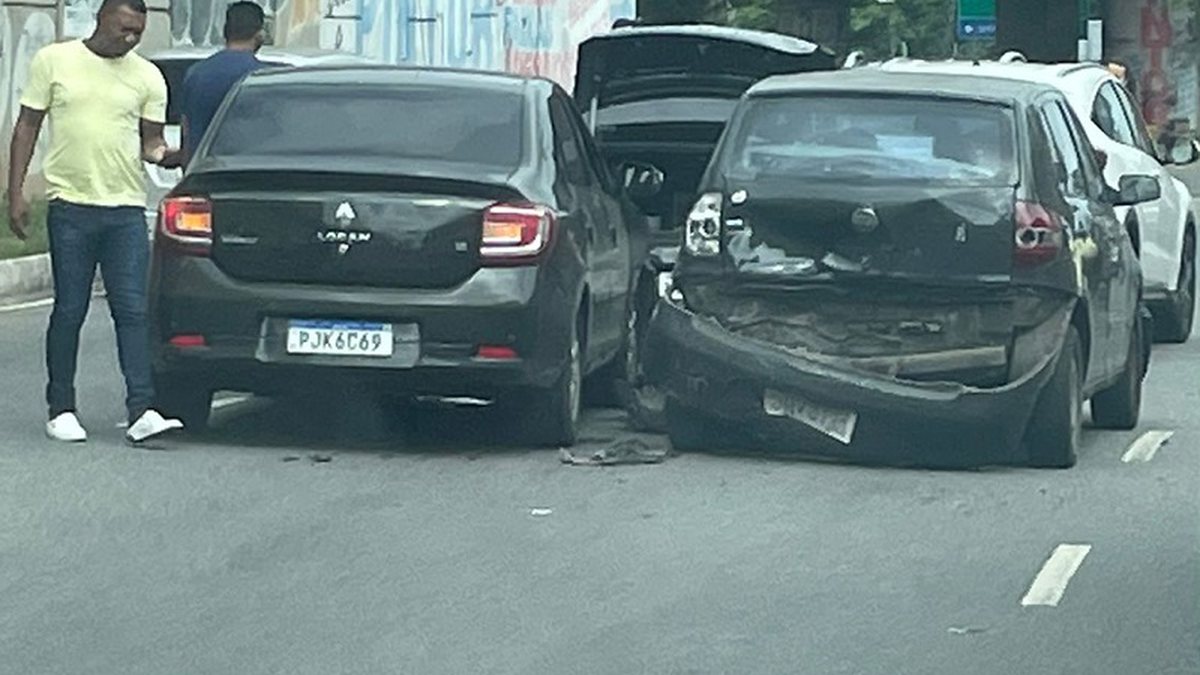 Cinco Carros Se Envolvem Em Engavetamento Na Avenida Heitor Dias Veja