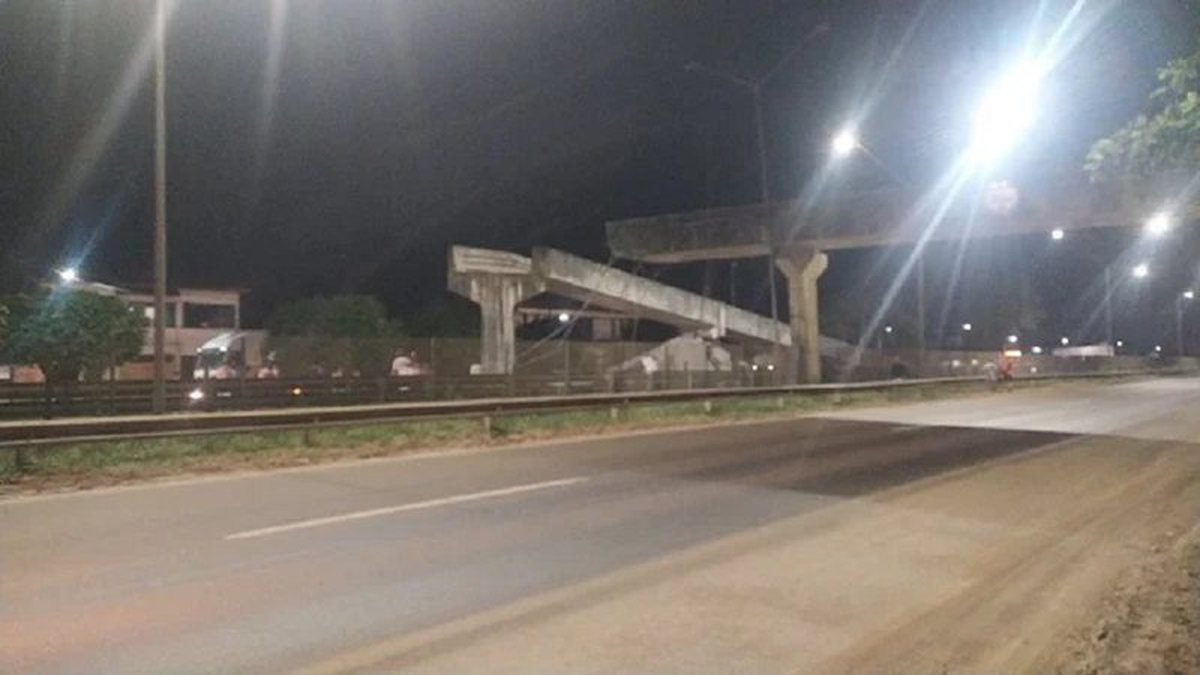 Após caminhão derrubar passarela trecho da BR 324 é liberado