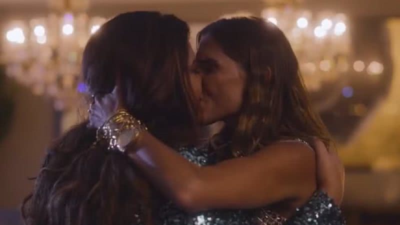 VÍDEO Deborah Secco e Fabiana Karla dão beijão na boca em série da Globo