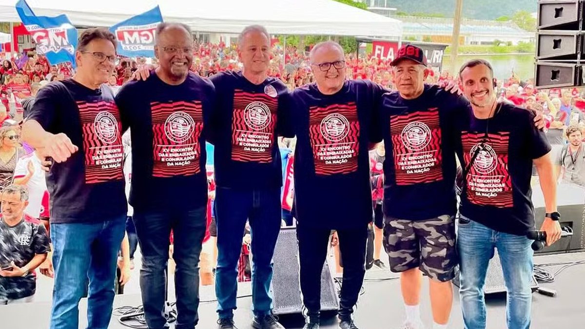 Ídolo do Flamengo é vaiado em evento de disputa eleitoral do clube