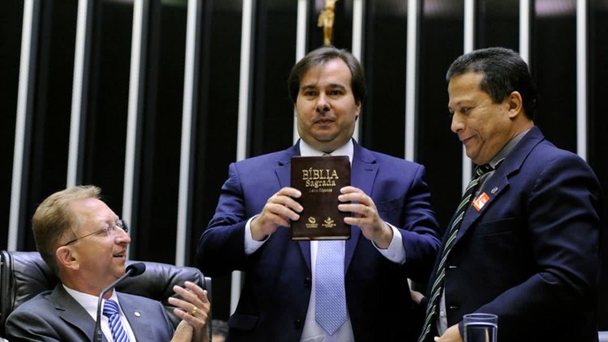 56 dizem que política e valores religiosos devem andar juntos mostra