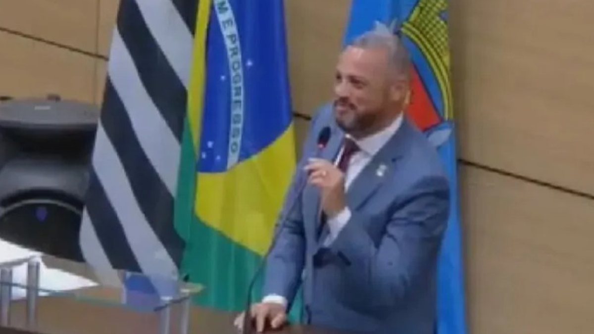 VÍDEO Vereador do MDB discursa bêbado durante sessão e viraliza na web