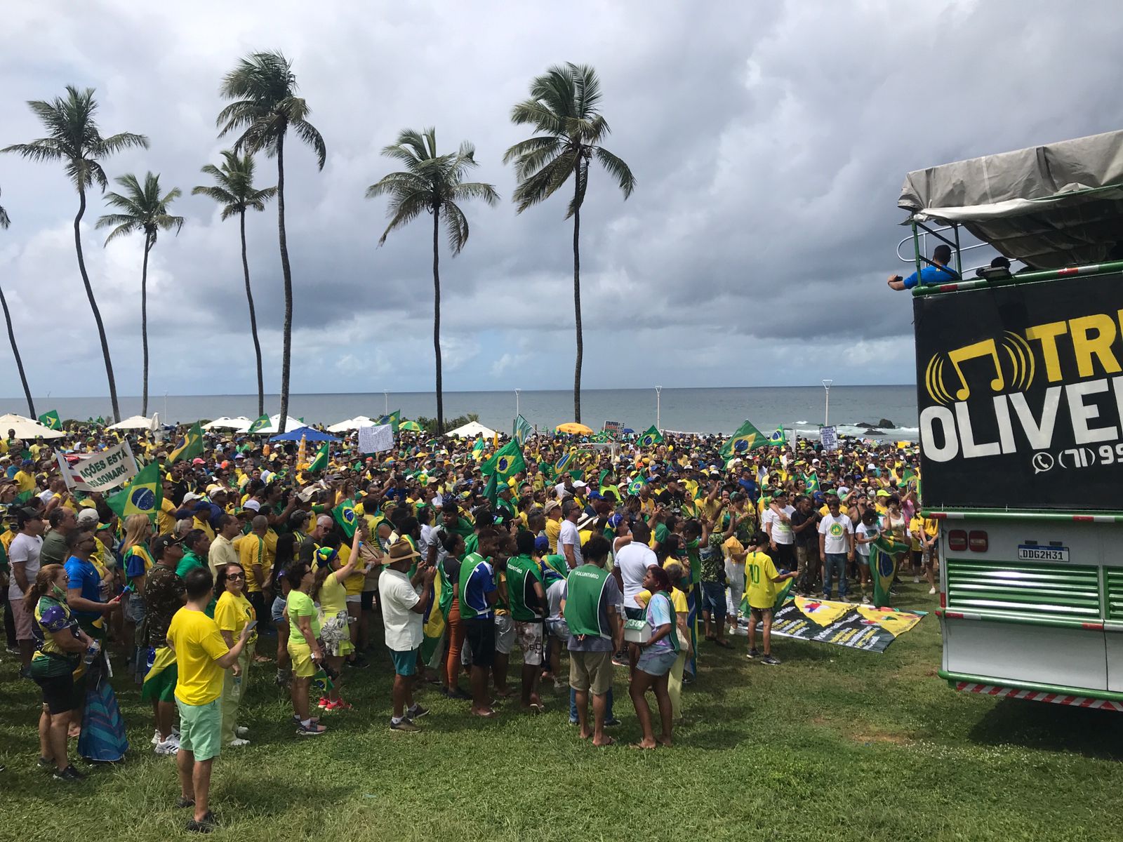 Manifestantes fazem atos a favor de Bolsonaro no 1º de Maio pelo Brasil