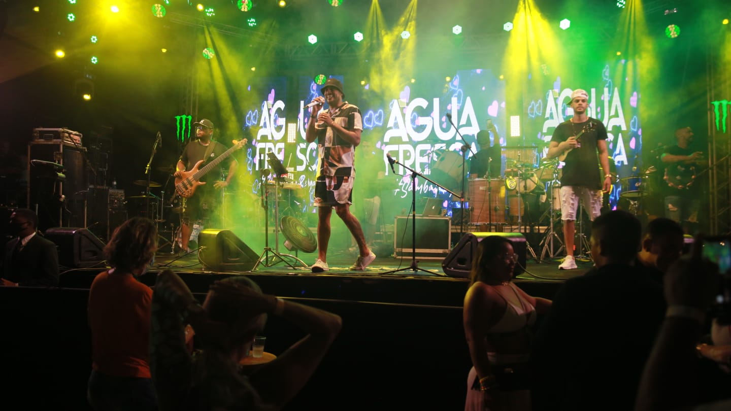 Gua Fresca Agita O P Blico Na Segunda Noite Do Guarajuba Folia Veja Fotos