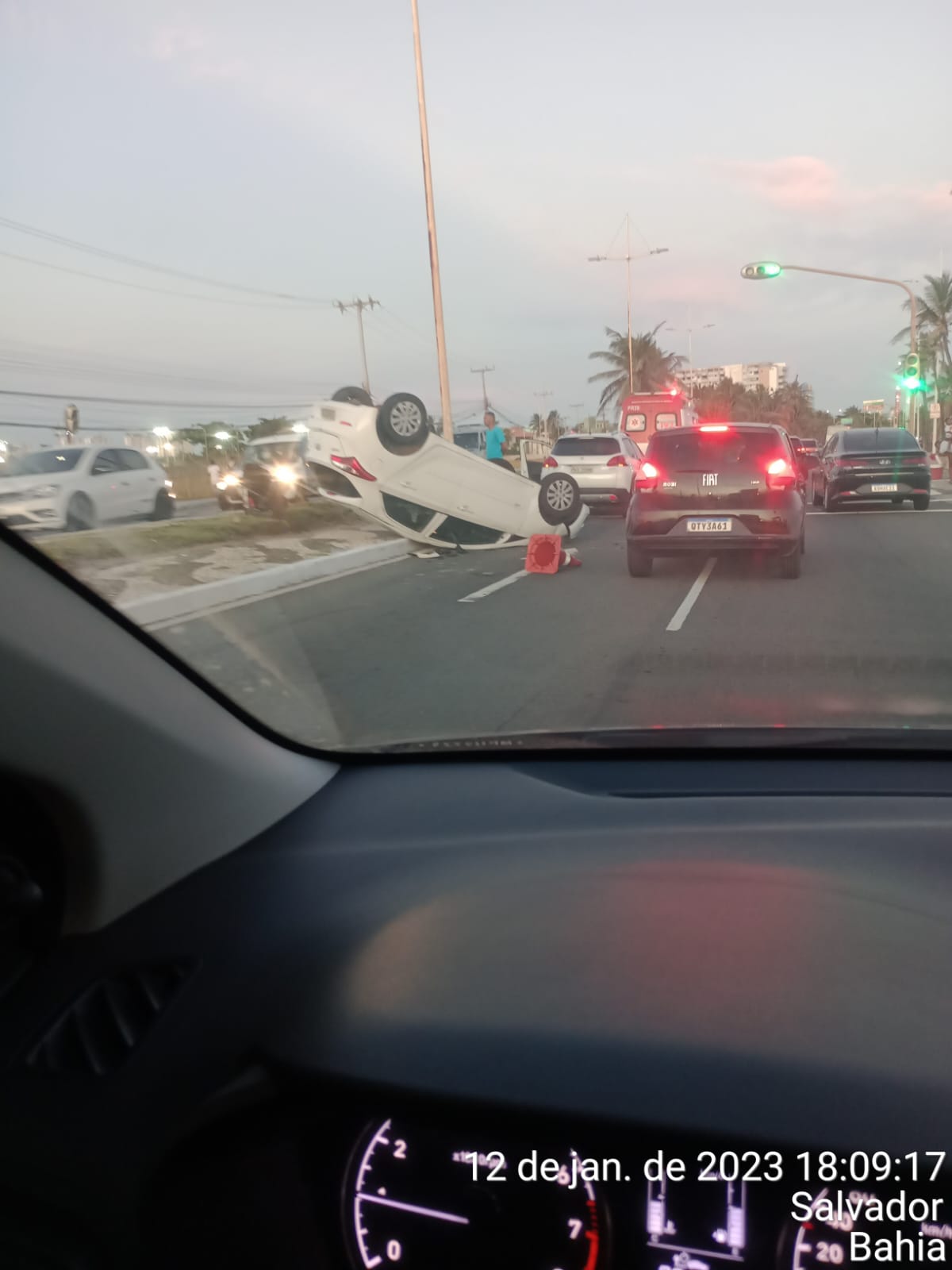 Carro Capota Na Orla Da Cidade Confira