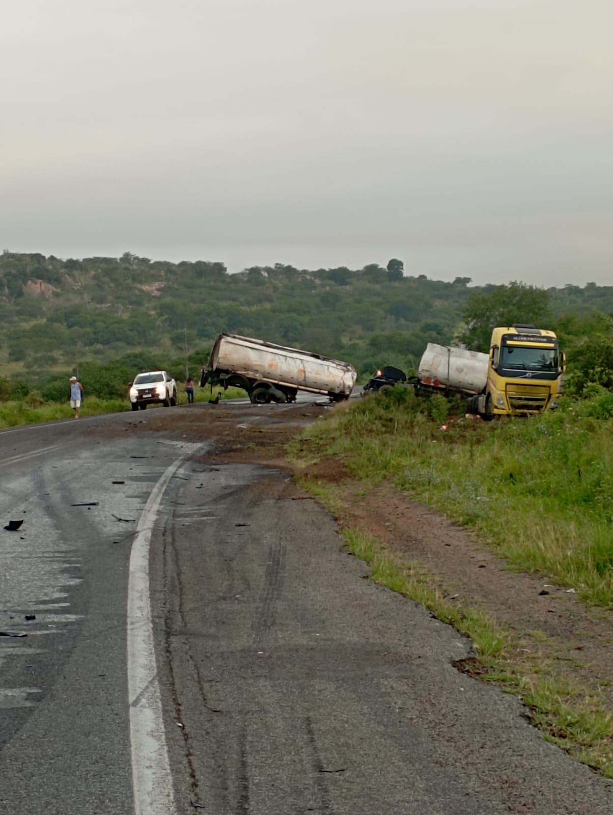 Grave acidente entre caminhão tanque e carro pequeno deixa trânsito