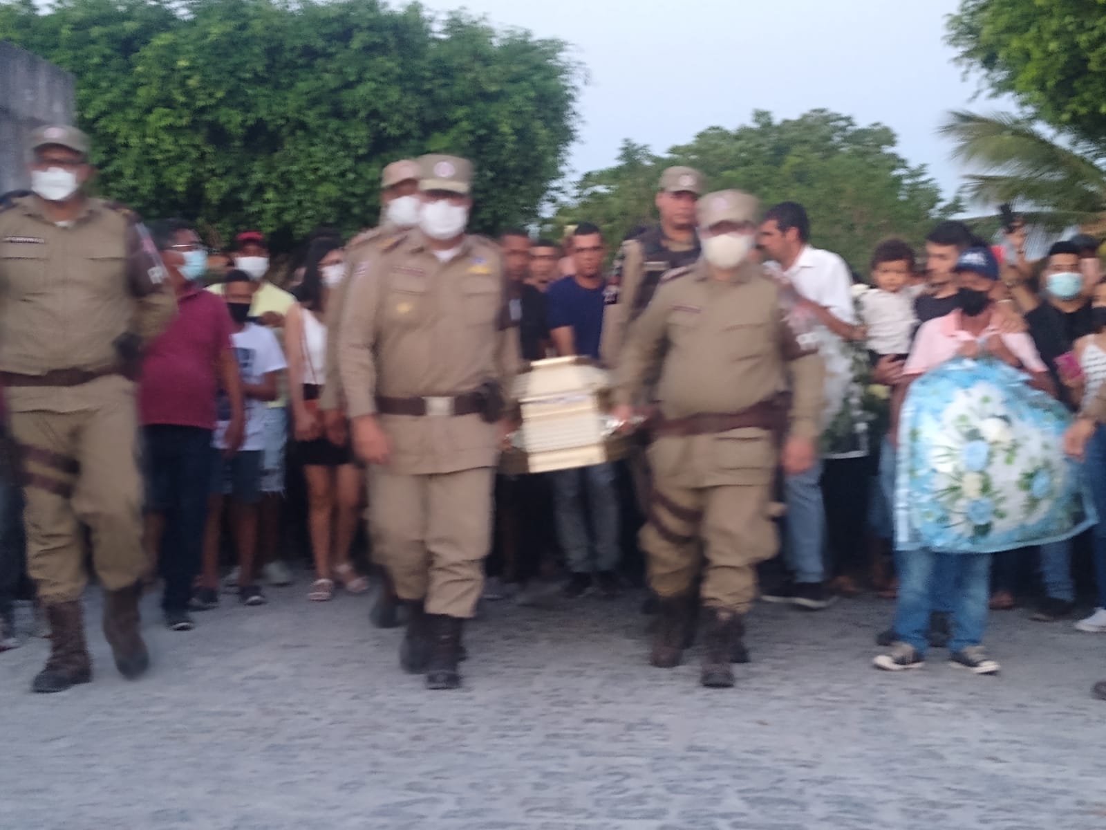 Corpo de PM que foi baleado em festa na Bahia é sepultado em enterro