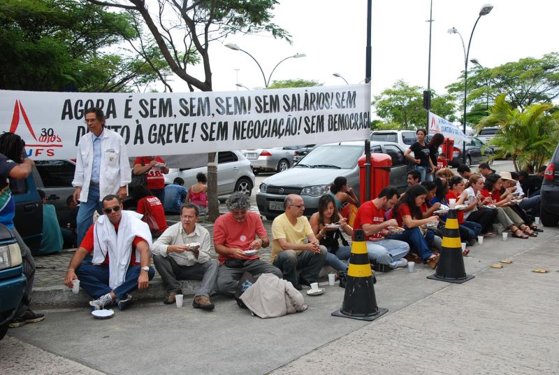 Professores Em Greve Ocupam Assembleia Legistiva