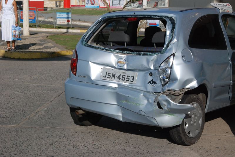 Ônibus desvia de carro e bate em sinaleira