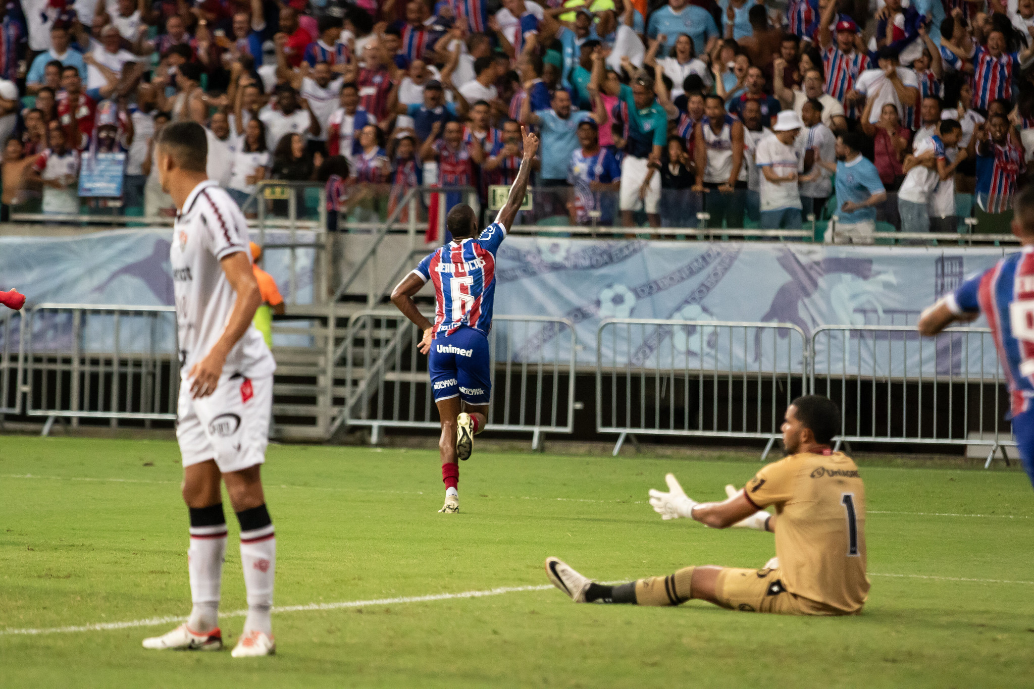 Vitória sai na frente mas leva virada do Bahia no segundo clássico do ano