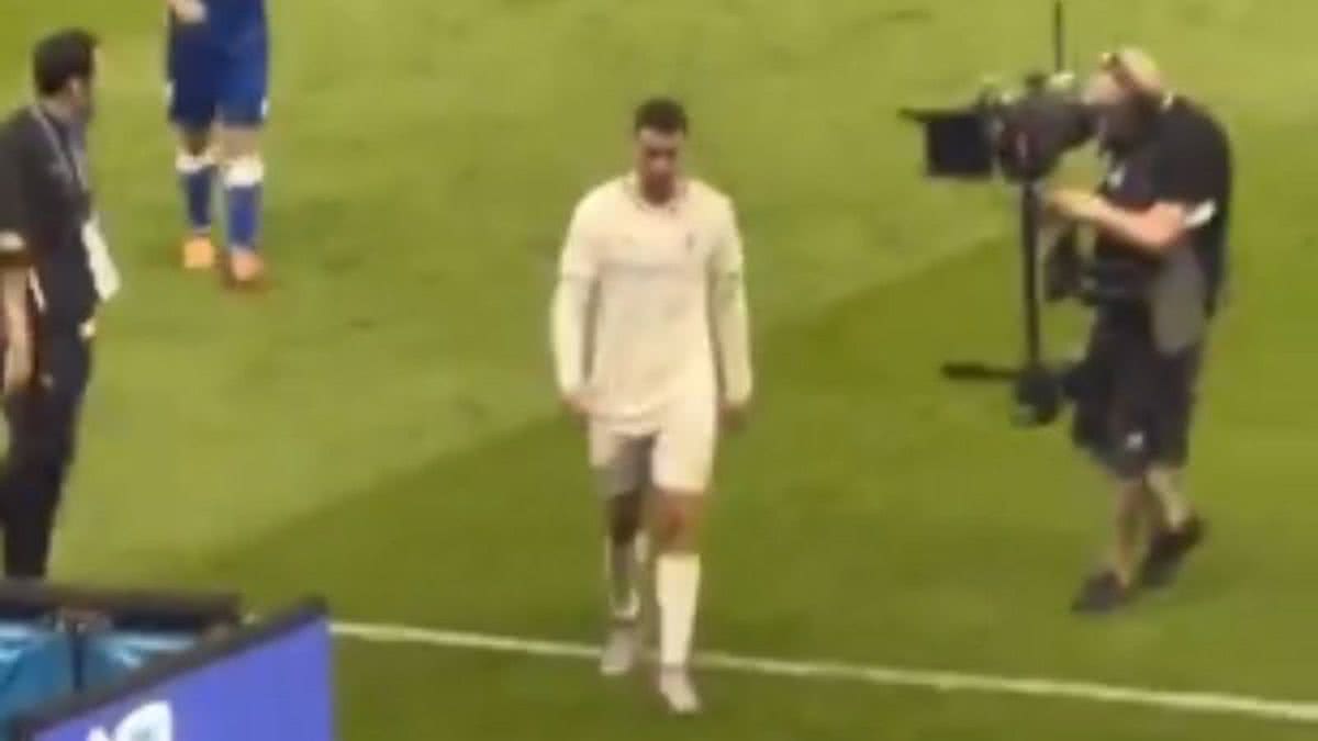 Cristiano Ronaldo Faz Gestos Obscenos Após Torcida Gritar Messi Veja Vídeo 4327