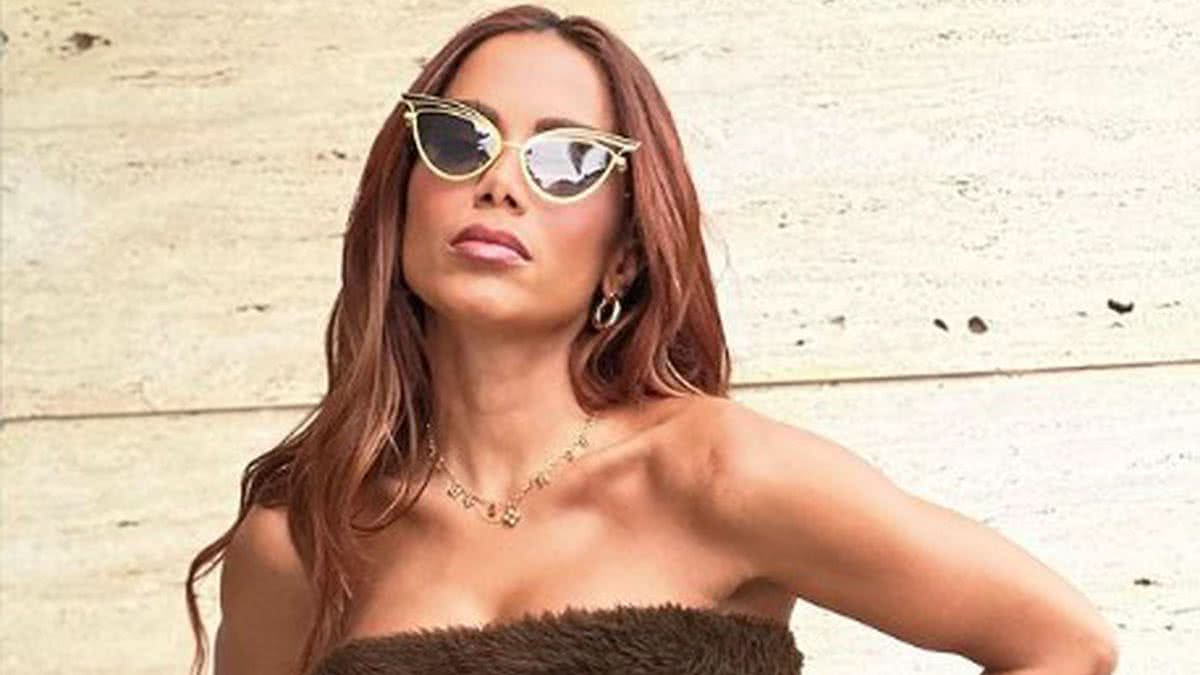 Sem roupa, Anitta deixa Lívia Andrade babando no Domingão