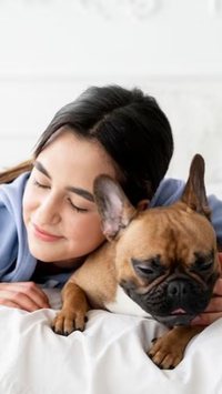 Mulheres dormem melhor quando dividem a cama com um pet, aponta estudo