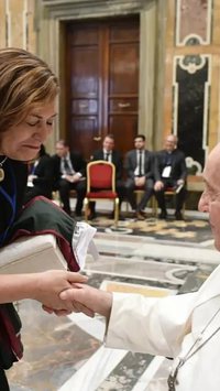Papa Francisco ganha camisa de clube baiano e faz revelação curiosa; confira