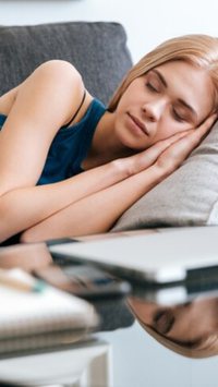 Faz mal dormir de barriga cheia?