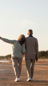 Descubra como caminhadas regulares ajudam pessoas com mais de 70 anos a manter a independência e o bem-estar