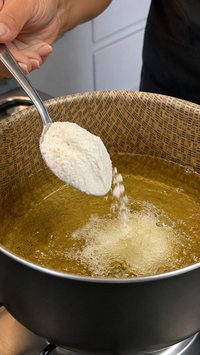 Aprenda por que colocar uma colher de farinha no óleo quente pode deixar frituras muito melhores
