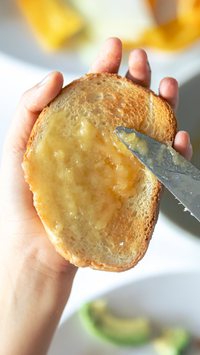 Descubra a receita de pão amanteigado na frigideira que fica pronta em poucos minutos