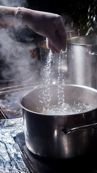 Descubra se a água com sal ferve antes ou se tudo não passa de um mito da cozinha