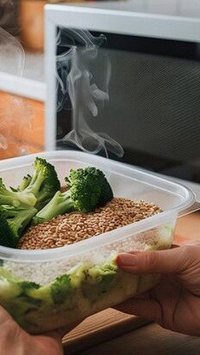 Veja o que pode acontecer quando você coloca comida quente direto em um pote de plástico
