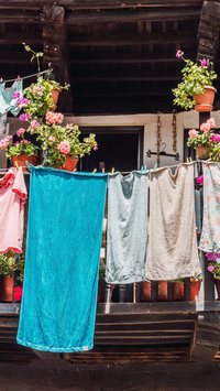 Veja o método japonês para secar roupas mais rápido no inverno e evitar o cheiro de molhado