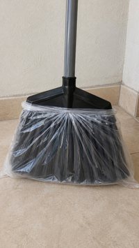 Saco plástico na vassoura? Descubra por que esse truque está fazendo sucesso na limpeza