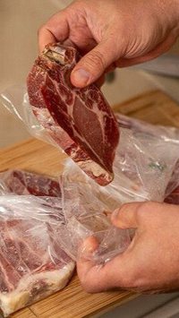 Descubra como descongelar carne em minutos sem perder a suculência