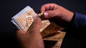 Imagem Bolsonaro confirma novo valor do salário mínimo
