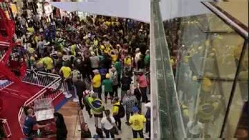 Imagem Pânico: Bolsonaristas cercam shopping no centro de Brasília e clientes se desesperam; assista