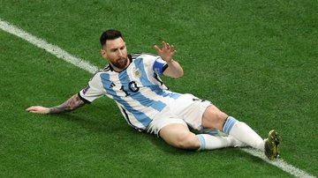 Com gol de Messi e golaço de promessa, Argentina vence México e