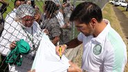 Abel Ferreira recepcionando torcida do Palmeiras - Reprodução/Twitter @Palmeiras