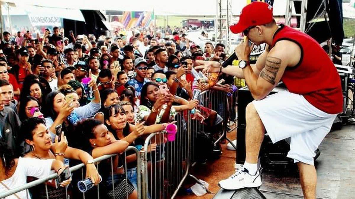 Rapper de 21 anos morre após sofrer convulsão em aeroporto