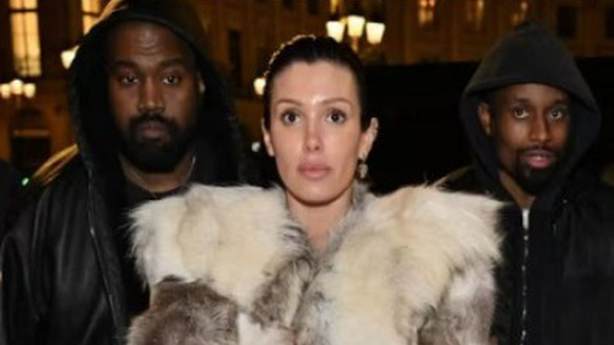 Kanye West abaixa calça transparente de sua esposa ao ver paparazzo