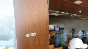 Imagem Terrorismo no STF: Extremistas bolsonaristas arrancam porta do gabinete de Alexandre Moraes