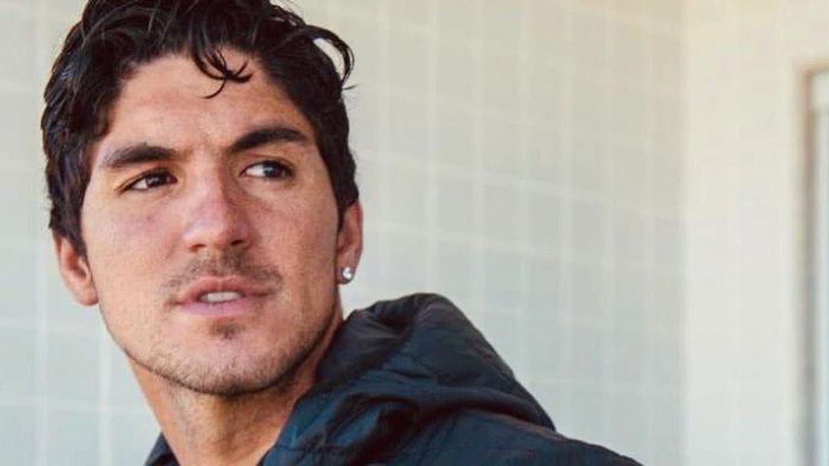 Influenciadora baiana e Gabriel Medina são flagrados aos beijos durante