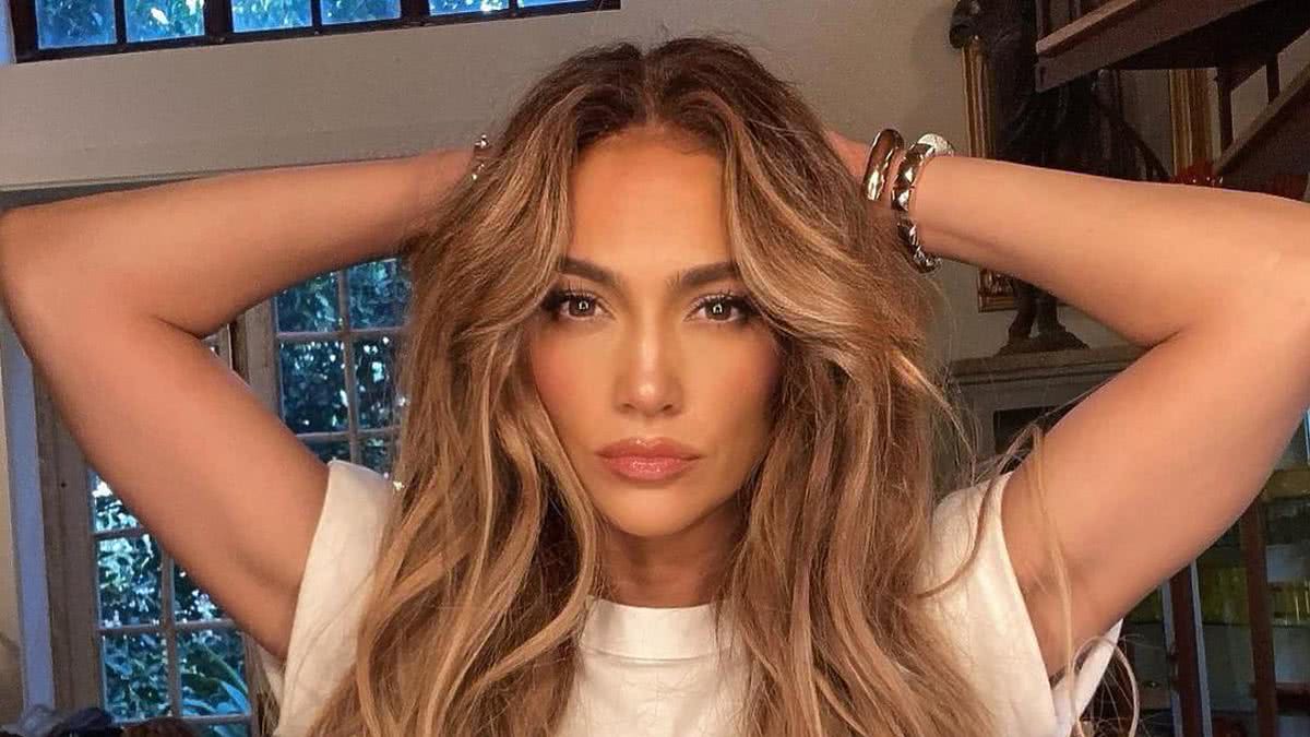 Jennifer Lopez posa completamente nua para comemorar aniversário; veja  cliques