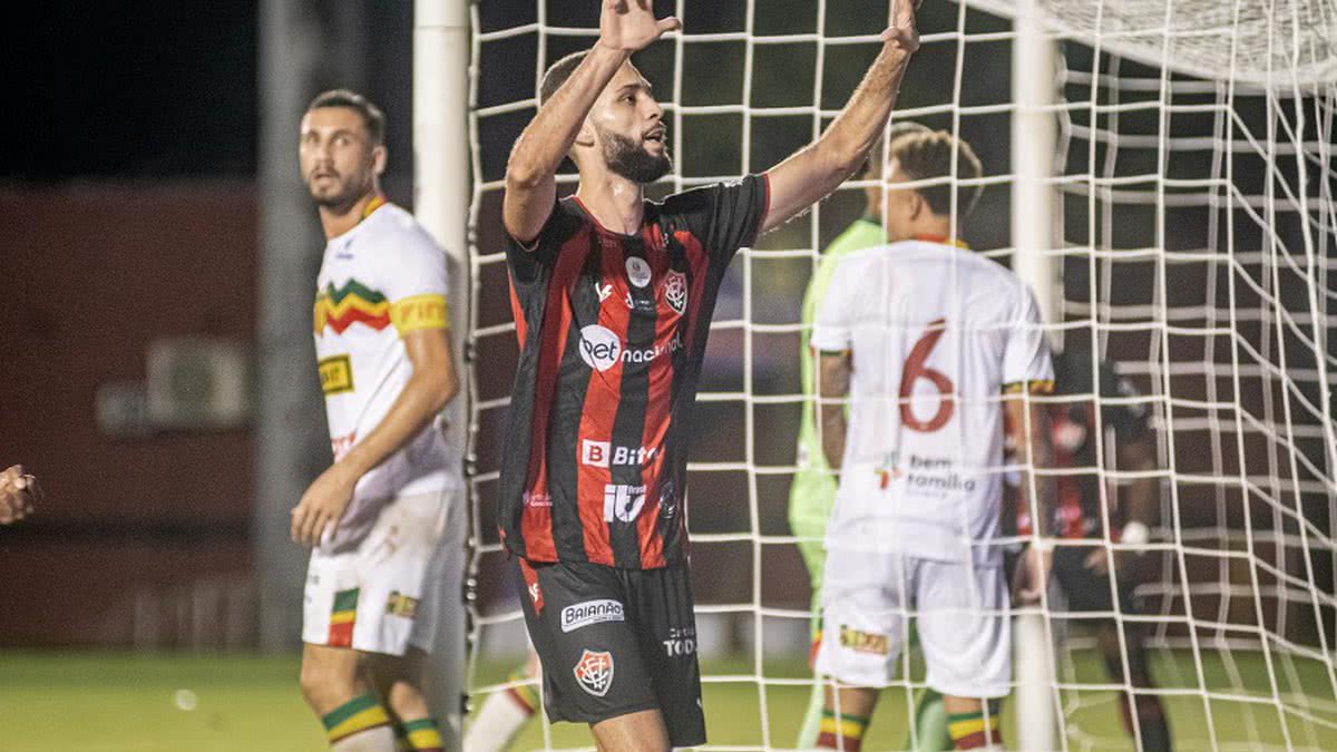 De Virada Vitória Vence Sampaio Corrêa E Volta Ao G4 Da Série B 1676