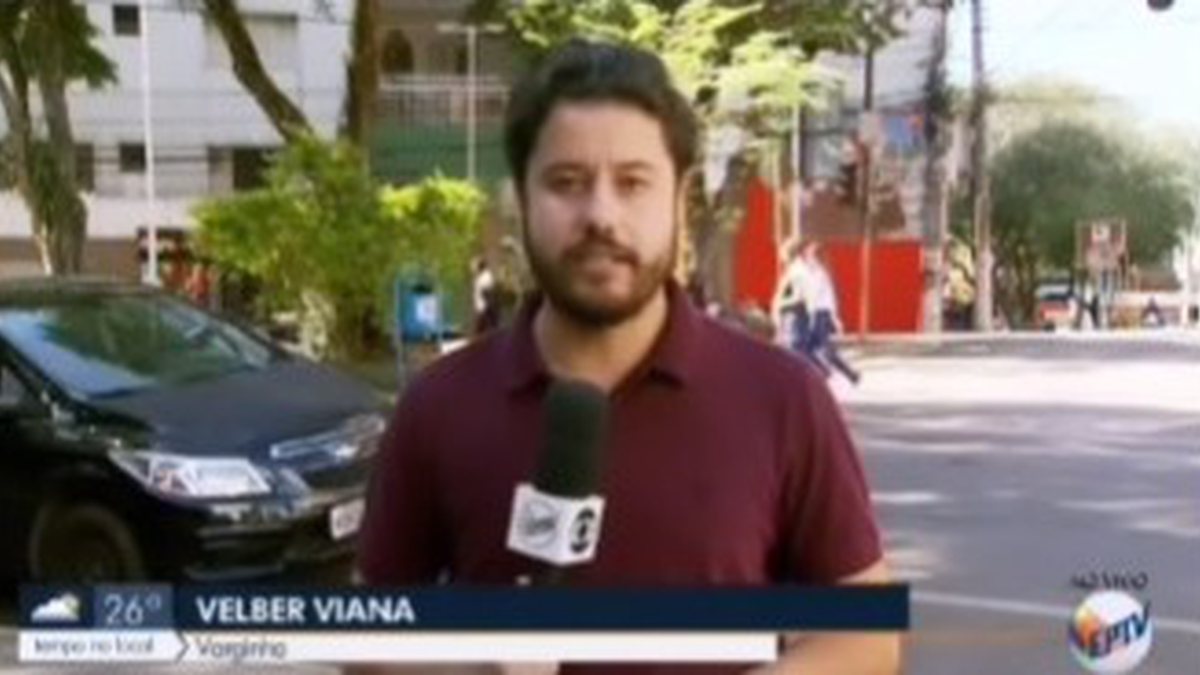 VÍdeo Durante Transmissão Ao Vivo Homem Abaixa As Calças Atrás De Repórter Na Tv 