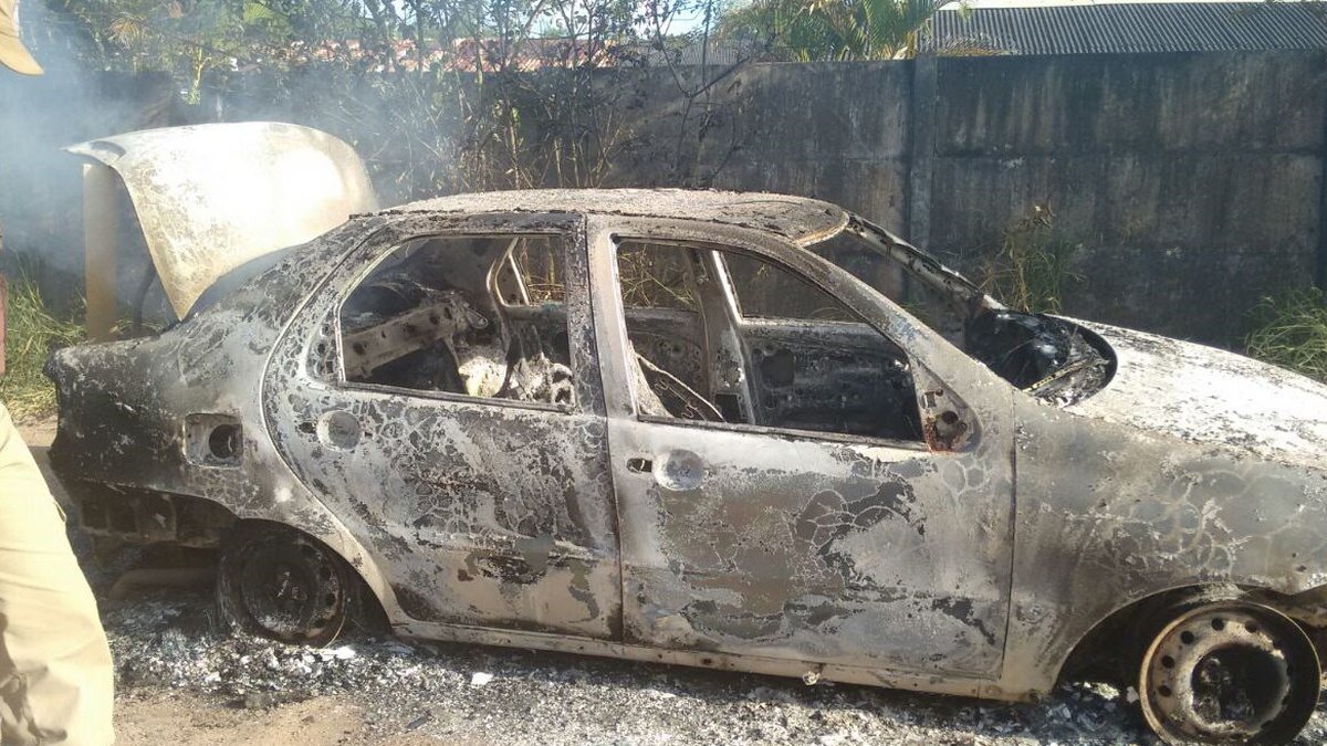 Corpos Carbonizados São Encontrados Dentro De Carro Em Simões Filho