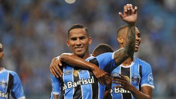 Revoltado, ex-jogador do Bahia quebra sala de imprensa em Joinville com soco