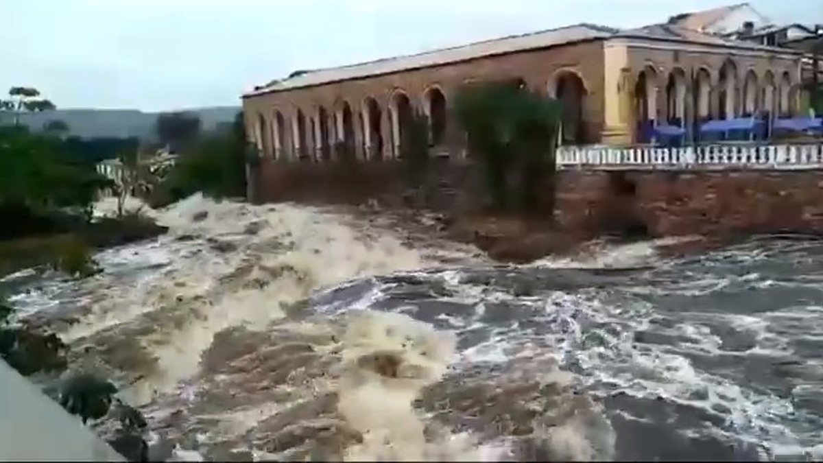 Chuva Forte: Rio Transborda e Alaga Ruas em várias Cidades da Região  Nordeste de Minas.  Chuva Forte: Rio Transborda e Alaga Ruas em várias  Cidades da Região Nordeste de Minas. Balanço