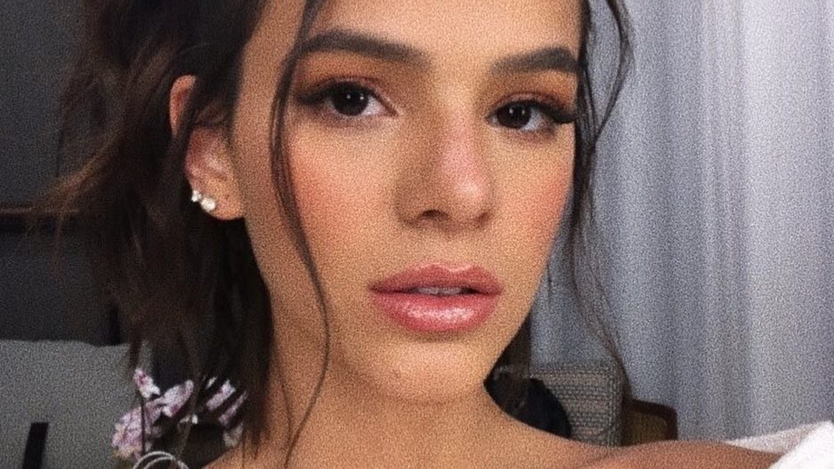 Bruna Marquezine Surge Completamente Nua E Causa Alvoro O Na Web Veja A Foto