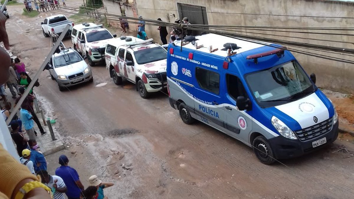 Vídeo Homem Troca Tiros Com A Pm Põe Fogo Em Carro E Faz Família Refém Em Alagoinhas 4360