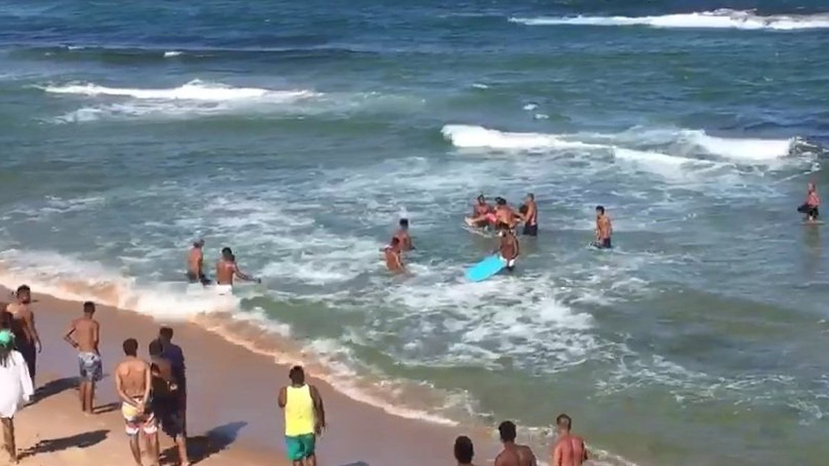 Jovem sofre parada cardíaca após afogamento em trecho sem salva-vidas da  Praia Brava