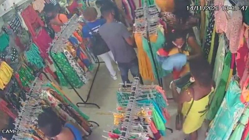 vídeo quadrilha furta loja de roupas em lauro de freitas