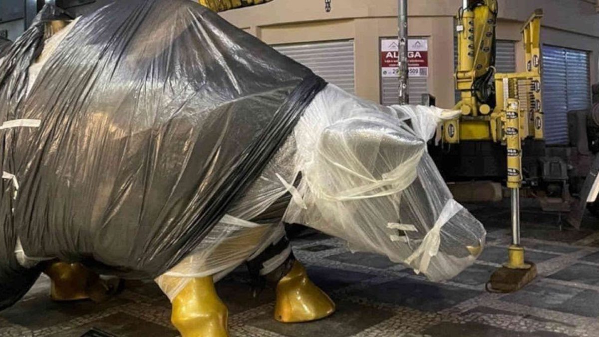 B3 inaugura obra inspirada em “touro de Wall Street“ em frente à sede de SP