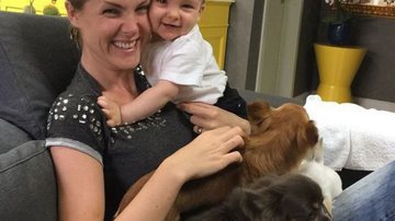 Imagem Ana Hickmann posa com o filho e os cães de estimação