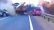 Imagem Cenas chocantes: ultrapassagem entre carro e caminhão termina com morte