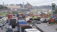 Imagem BR-324: cratera completa três meses gerando caos no trânsito